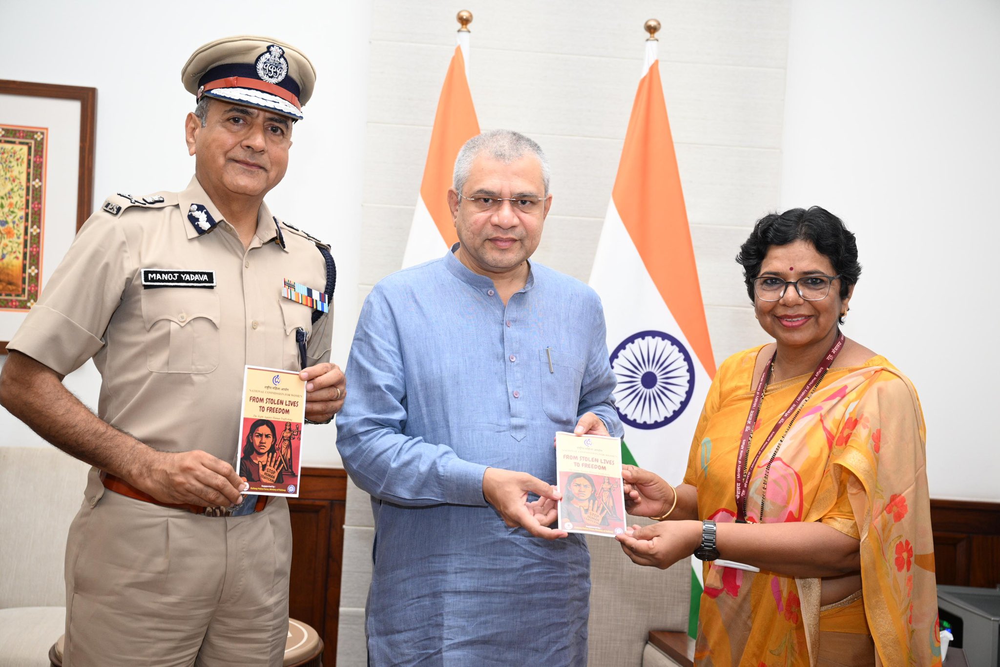 In the presence of Hon’ble Railway Minister Shri Ashwini Vaishnav and Hon’ble Chairperson of National Commission for Women Smt. Vijaya Rahatkar, National Commission for Women and Railway Protection Force signed an MoU to prevent human trafficking.