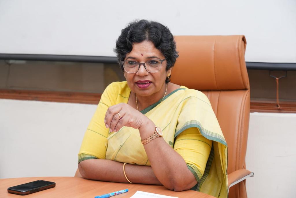 राष्ट्रीय महिला आयोग की माननीय अध्यक्ष श्रीमती विजया रहाटकर जी ने दिल्ली विश्वविद्यालय के शिवाजी कॉलेज में Posh कानून पर समीक्षा बैठक की।