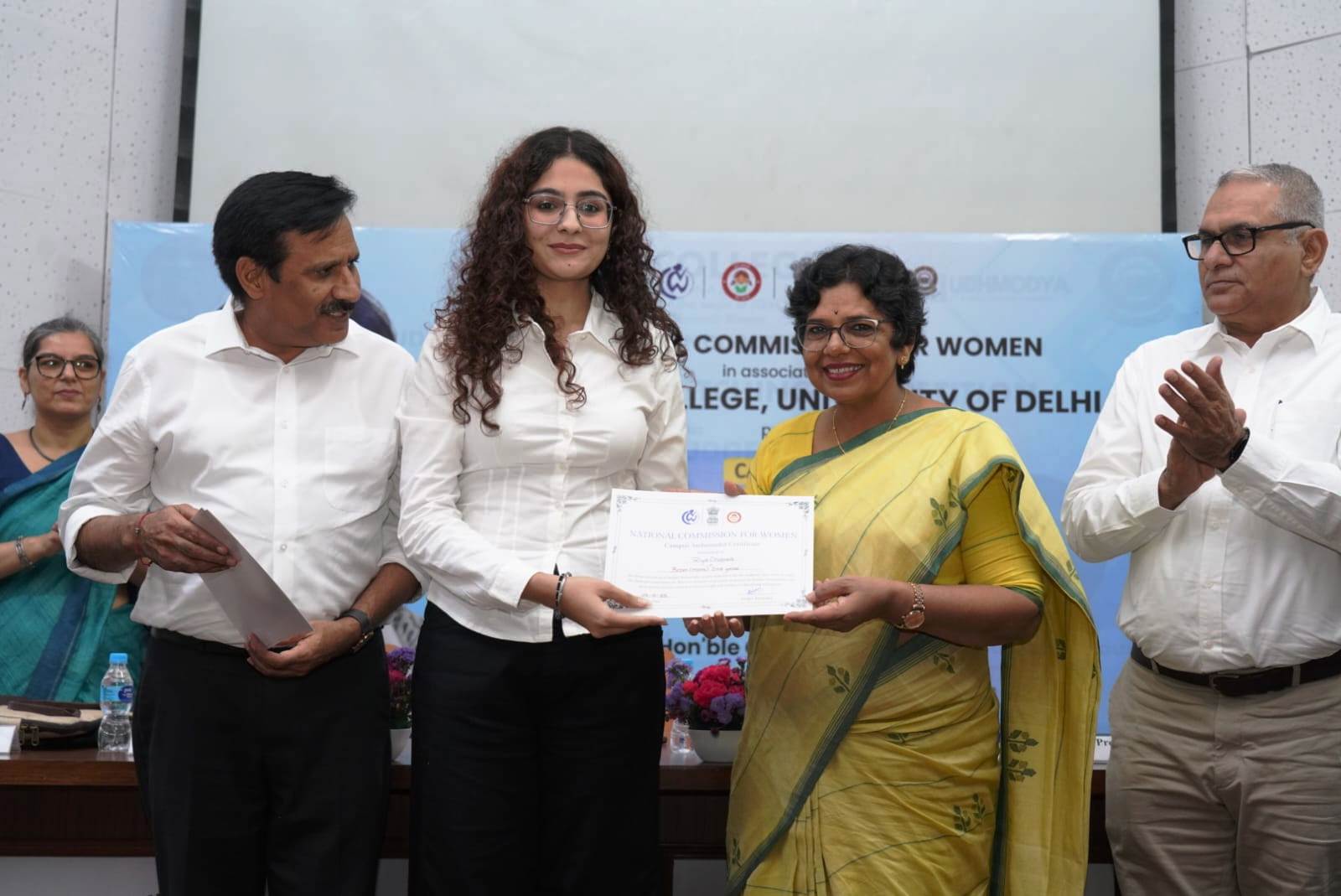 “Campus Calling” कार्यक्रम के अंतर्गत राष्ट्रीय महिला आयोग द्वारा शिवाजी कॉलेज, दिल्ली विश्वविद्यालय में छात्रों को Campus Ambassadors के रूप में नामित किया गया।