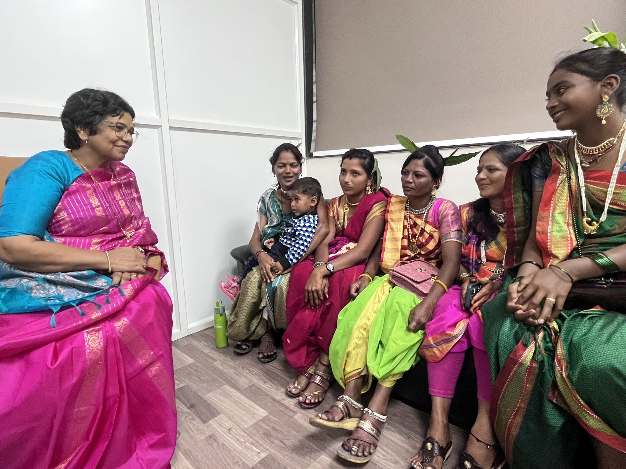 सावित्रीबाई फुले पुणे विश्वविद्यालय, पुणे में आयोजित “Reclaiming Rights of Denotified-Nomadic Women in India” सम्मेलन के पश्चात डीनोटिफ़ाइड व घुमंतू समुदाय की महिलाओं ने राष्ट्रीय महिला आयोग की माननीय अध्यक्ष श्रीमती विजया रहाटकर जी से भेंट की और अपने अनुभव साझा किए।