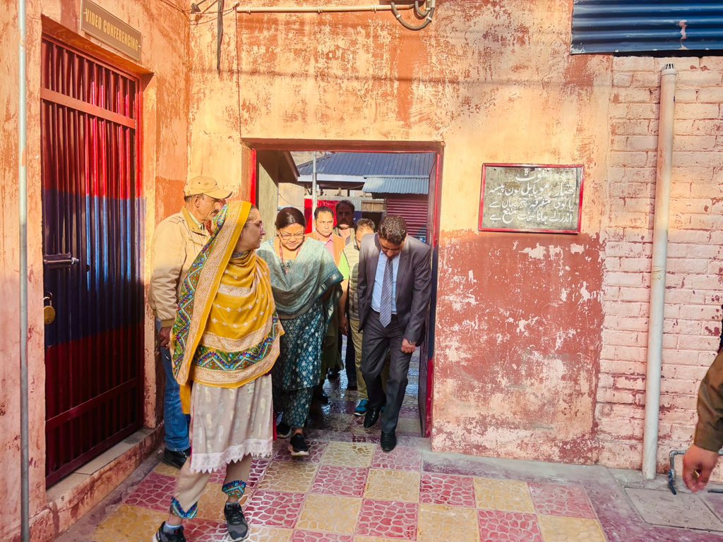 राष्ट्रीय महिला आयोग की सदस्य डॉ. अर्चना मजूमदार ने श्रीनगर केंद्रीय कारागार का दौरा किया।