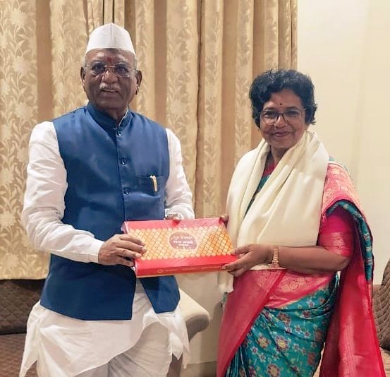 छत्रपति_संभाजीनगर स्थित निवासस्थान पर आज दीपावली के शुभ अवसर पर राजस्थान के महामहिम राज्यपाल और हम सभी के मार्गदर्शक श्री हरिभाऊ बागडे जी से सौजन्य भेंट की। अनेक विषयों पर आत्मीय संवाद और चर्चाएँ हुईं।