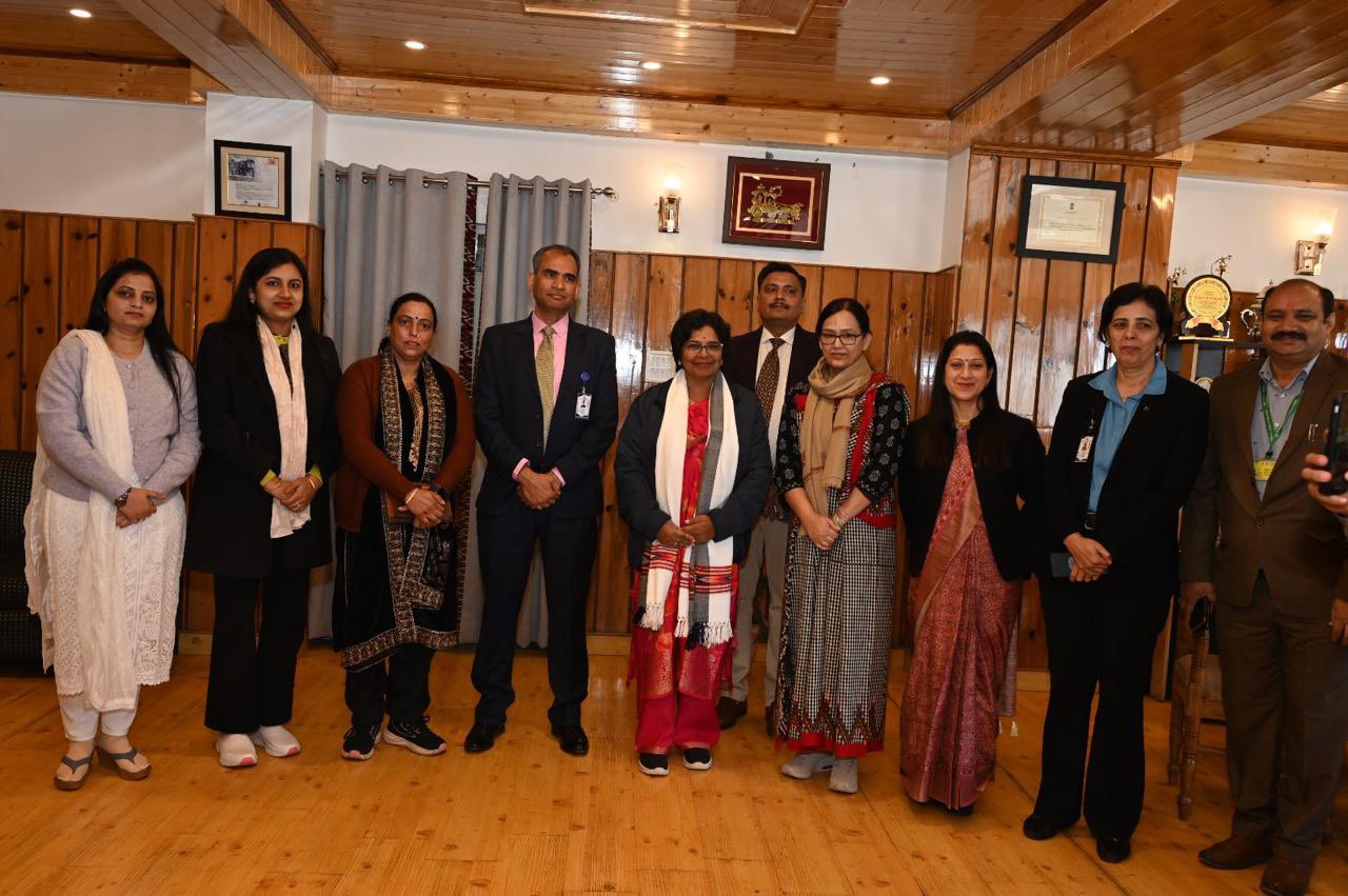 श्रीमती विजया रहाटकर, अध्यक्ष, राष्ट्रीय महिला आयोग ने श्री अशोक तिवारी, आईपीएस, पुलिस महानिदेशक, हिमाचल प्रदेश के साथ शिमला में बैठक की।